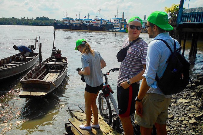 Bangkok Green Oasis 4-Hour Bike Tour with Boat Ride - Wat Khlong Toei Nok Pier to Phra Pradaeng Boat Ride: The City-Exit Moment