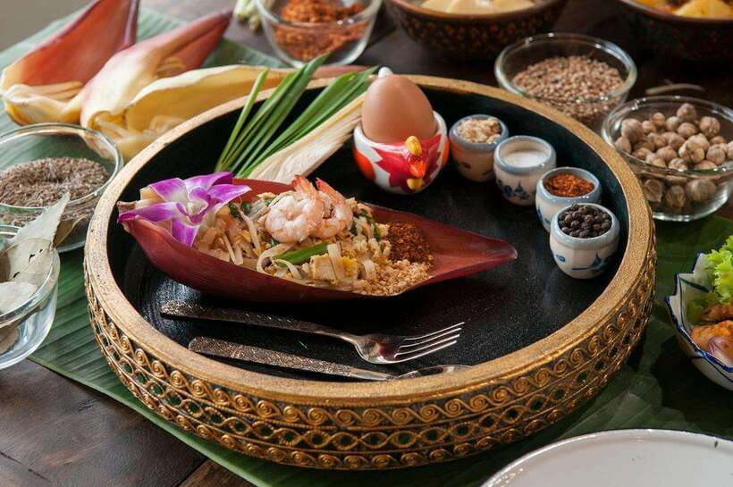 Bangkok: Hands-on Thai Cooking Class and Market Tour - Entering Bangkok cooking mode: meeting points and timing that matter
