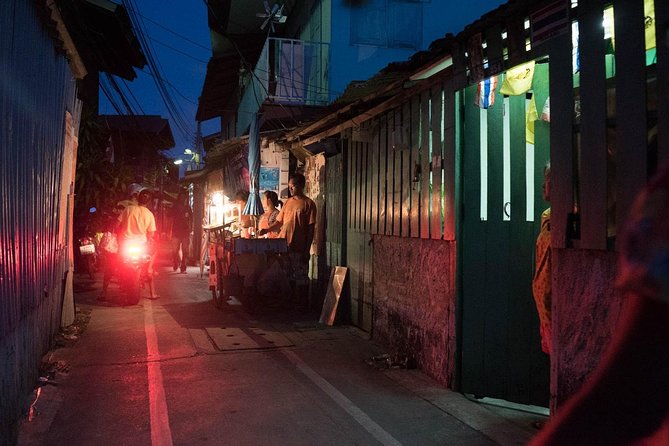 Bangkok Hidden Paths Night Biking Tour with Street-food Meal - Safety, traffic style, and what to wear for temple visits