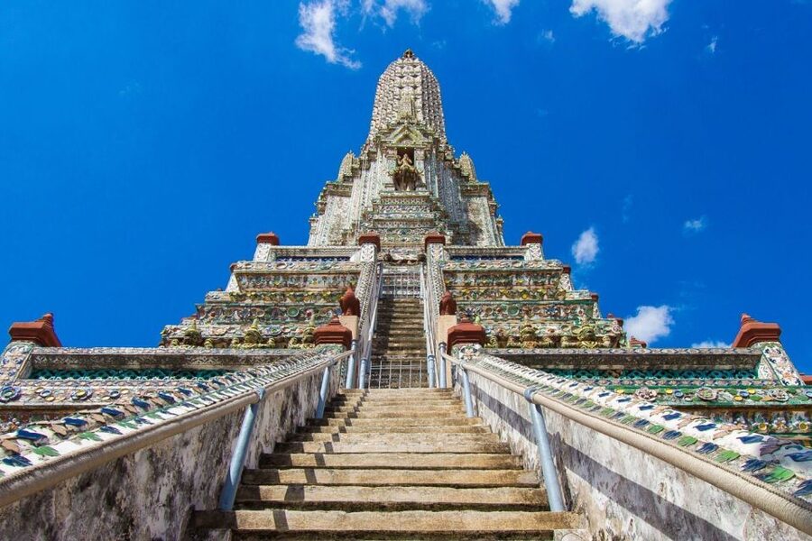Bangkok: Historical Temples Tour & Hidden Bar at Sunset - Wat Arun at non-peak hours: climbing for the river view