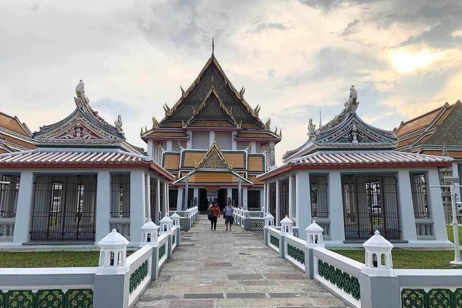 Bangkok: Historical Temples Tour & Hidden Bar at Sunset - The sunset rooftop beer: Bangkok in frame from the other bank