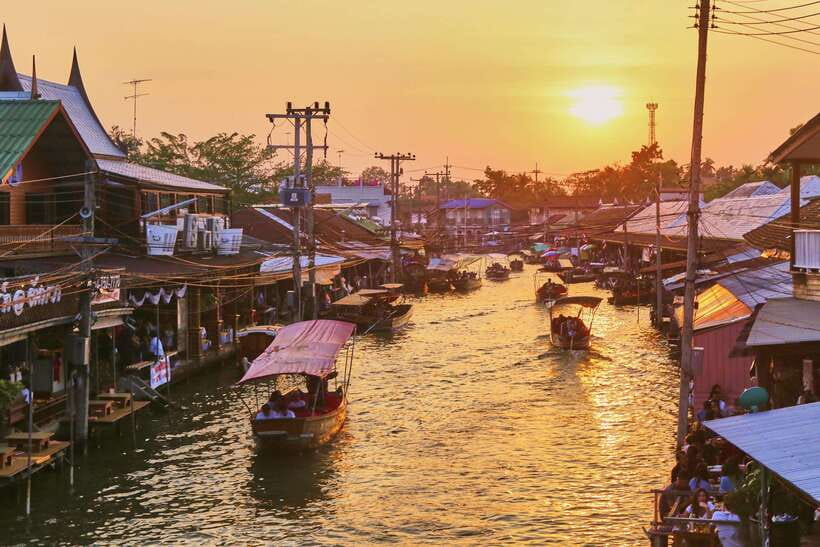 Bangkok: Maeklong Railway & Amphawa Floating Market Day Trip - Maeklong Railway Market, Watching the Train Trigger a Whole Market Reset