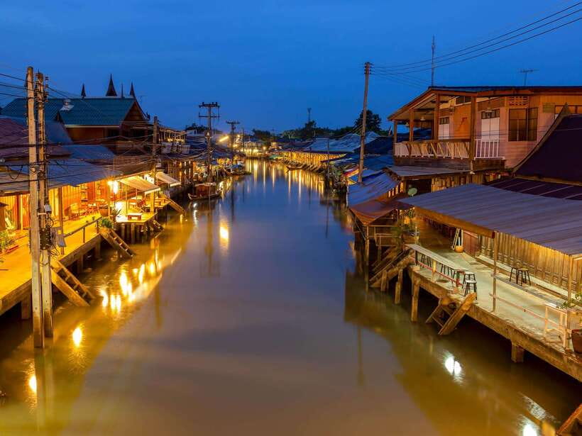 Bangkok: Maeklong Railway & Amphawa Floating Market Day Trip - How the Day Runs, Pickup Options, Group Size, and the Reality of a Long Ride