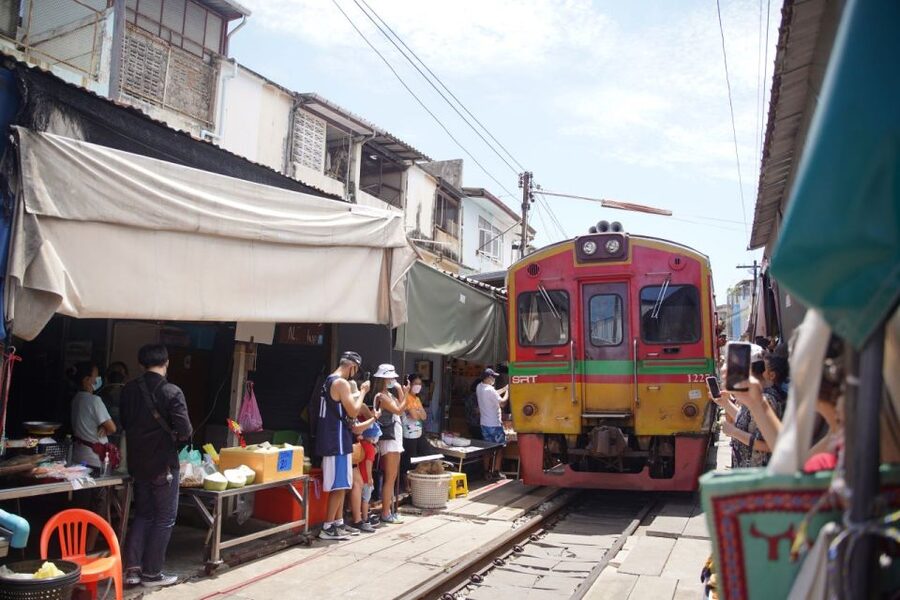 Bangkok: Maeklong Railway Market & Floating Market Tour - Why Maeklong and Damnoen Saduak work better together