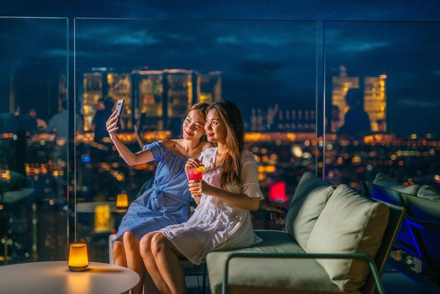 Bangkok: Mahanakhon SkyWalk Entry Ticket with Options - The 314 m glass floor: how to handle the moment