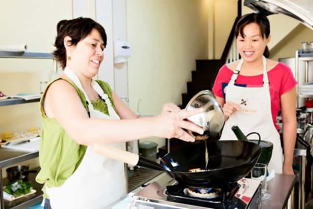 Bangkok: Maliwan Thai Cooking Class with Market Tour - Four Dishes, Clear Steps, and Curry-Paste Confidence