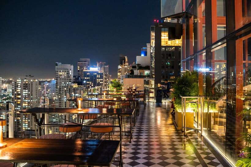 Bangkok: Mojjo Rooftop Lounge & Bar Food & Beverage Package - Service Style and the Small Group Effect
