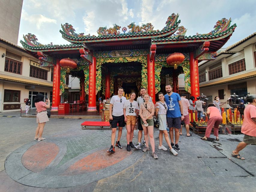 Bangkok: Must things to see in China town, Small group - Starting at Tang Hua Pug Building, then getting your bearings fast