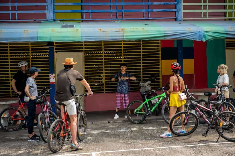Bangkok: Must-Try Hidden Bike & Food Experience - Wat Kalayanamitr Varamahavihara: temple visit with real dress rules