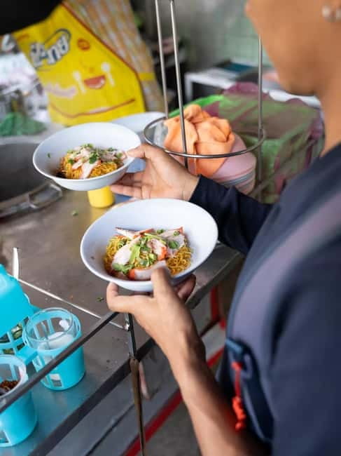 Bangkok: Must-Try Hidden Bike & Food Experience - Safety briefing and how the guide handles Bangkok roads