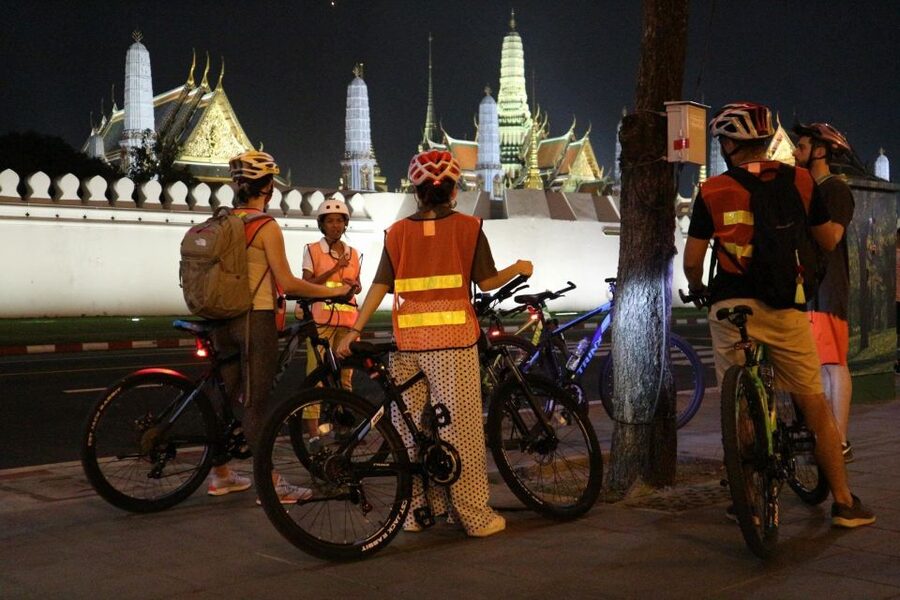 Bangkok: Night Bike Ride and Dinner at a Local Restaurant - Why Bangkok looks different after dark