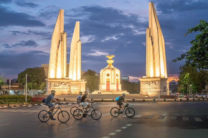 Bangkok: Night Bike Tour with Temples & Flower Market Visit - The 6 pm start: timing that makes Bangkok feel easier