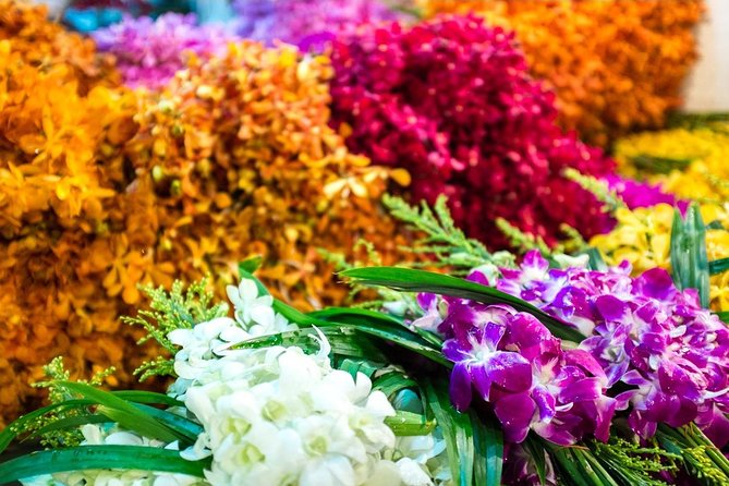 Bangkok: Night Bike Tour with Temples & Flower Market Visit - Crossing the Chao Phraya by ferry around sunset