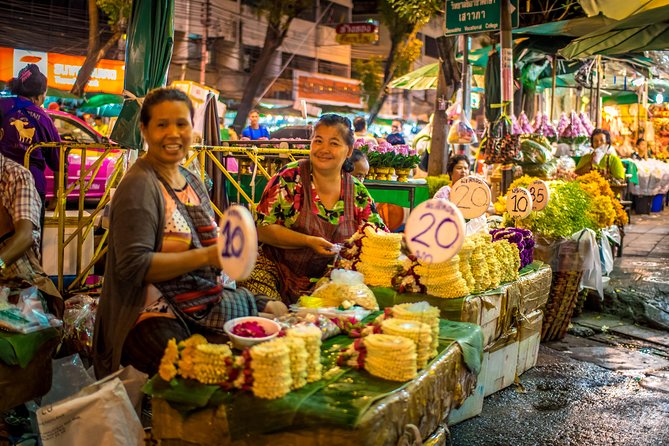 Bangkok: Night Bike Tour with Temples & Flower Market Visit - The ride back through old-city backstreets