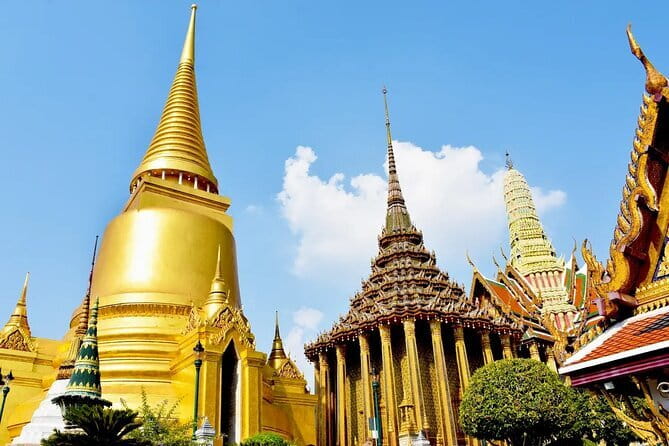 Bangkok Night Food Tour By Tuk Tuk - Stop 5: Khrua Khun Kung dinner, food with table pacing