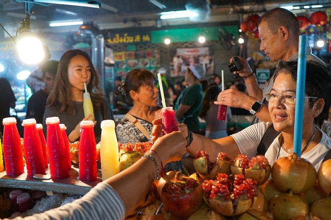 Bangkok Night Michelin Foodie Tour in Chinatown with 15+ tastings - Meet at Wat Mangkon, then go straight to Yaowarat’s food flow