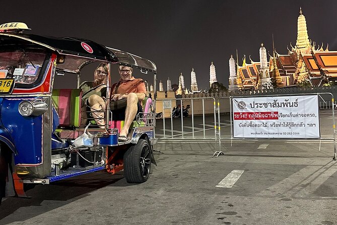 Bangkok Night Tour: Food, Temple & Tuk Tuk - Pak Khlong Talat Flower Market and Itsaraphap Road Snacks