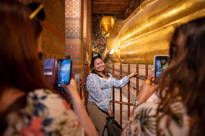 Bangkok Night Tour: Wat Arun, Wat Pho, Chinatown & Tuk Tuk Ride - Stop 1 on Maha Rat Road: a quick evening warm-up