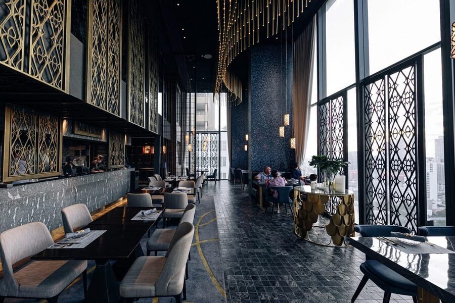 Bangkok: Nimitr Rooftop by 137 Pillars - Where you sit and how to handle the bar area detail