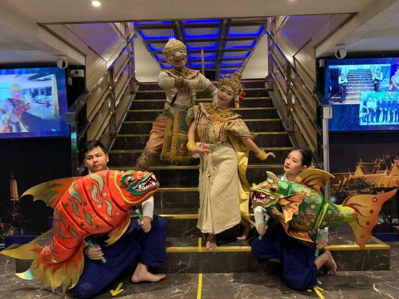 Bangkok: Noah 6 Stars Luxury Chaophraya River Dinner Cruise - The entertainment: pop and jazz music plus traditional Thai dance