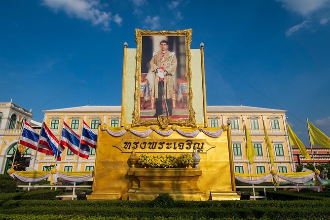 Bangkok Photography Masterclass - Private Photography Lesson - Erawan Shrine (Thao Mahaprom): Shapes, Symbols, and Clean Framing