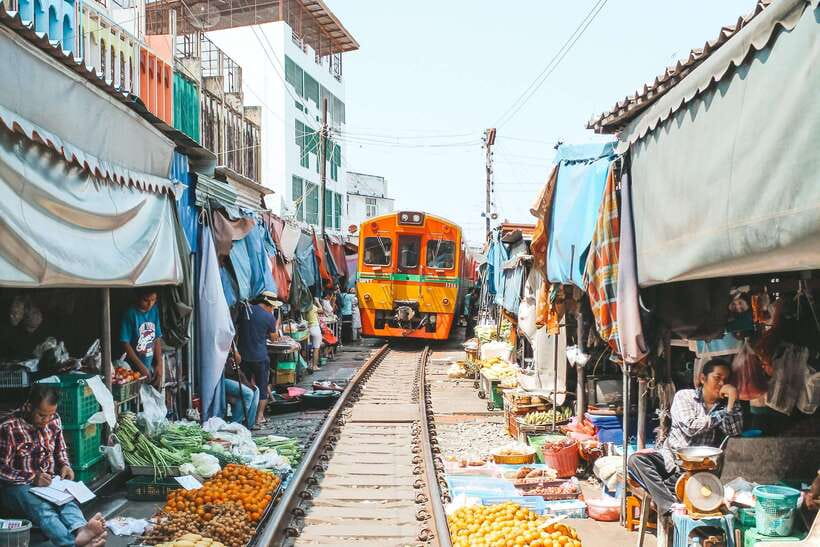 Bangkok: Railway and Floating Market Tour with Dragon Temple - The schedule, bus rides, and why timing can feel tight