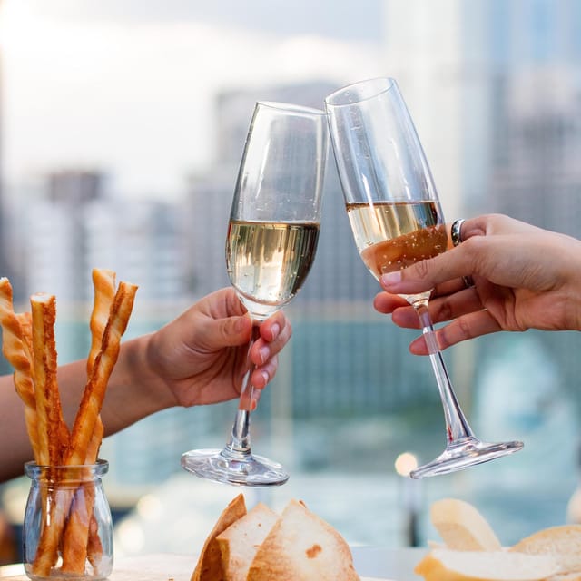 Bangkok: RedSquare Rooftop Bar at Novotel Sukhumvit 4 - Live DJ and live music: when the mood shifts