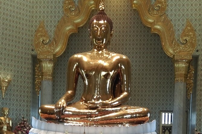 Bangkok Selfie Expert Tour: Little India, Wat Traimit & Wat Pho - Phahurat Market Little India: samosa vibes and a fast-food backdrop