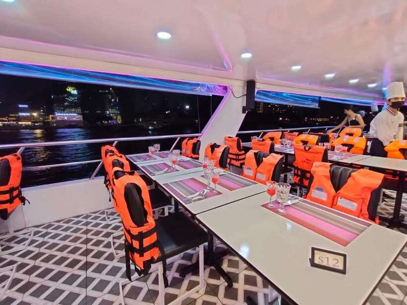 Bangkok: Smile Riverside Dinner Cruise - Live entertainment on board: Thai classic dance plus cabaret