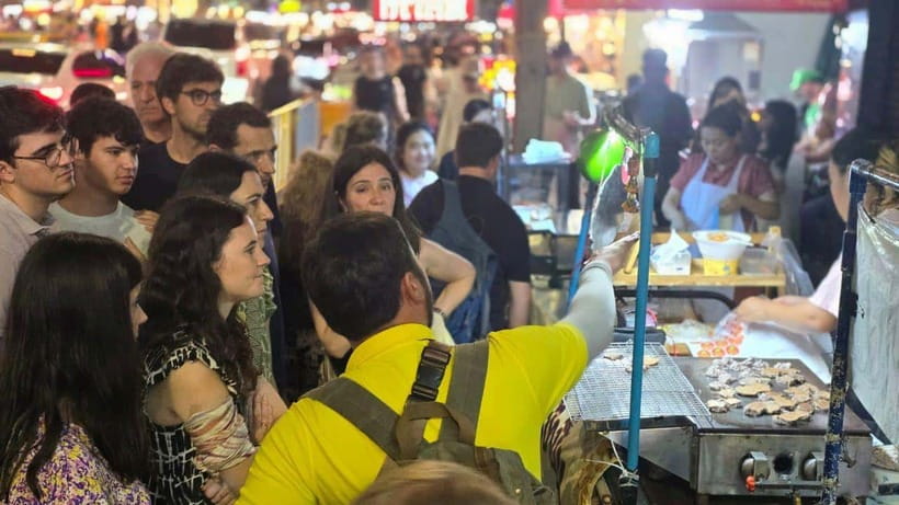 Bangkok: Street Food Tasting Tour at Night - Stop-by-stop style tastings: 6 moments, Thai-Chinese classics