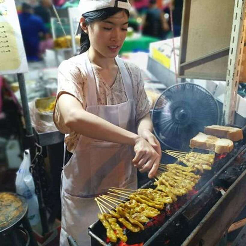 Bangkok: Street Food Tasting Tour at Night - Why the guide matters, especially with Sophie’s history links