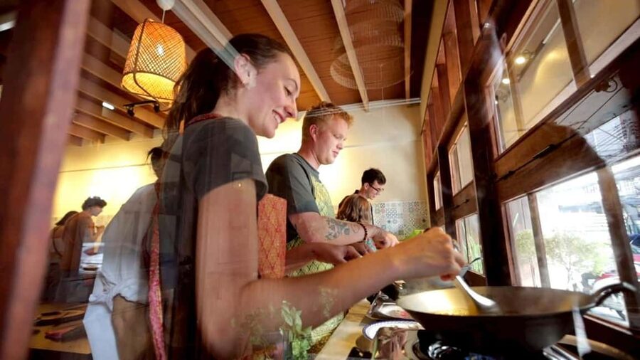 Bangkok: Thai Cooking Class With 4 Dishes & Thai Drink - Tuktuk Transfer to a Homie-Style Kitchen