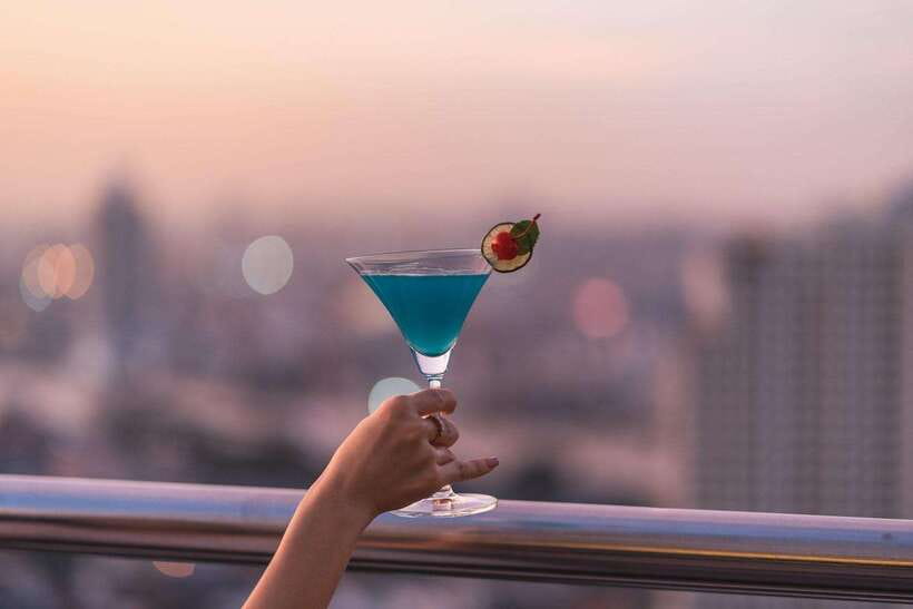 Bangkok: ThreeSixty Rooftop Bar at Millennium Hilton - Your 90-minute plan on the 32nd floor: how the evening typically unfolds