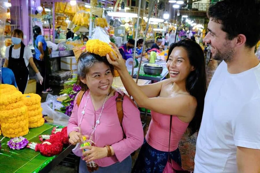 Bangkok: Tuk Tuk Adventure Chinatown Michelin Food & Temples - Wat Traimit: The Solid Gold Buddha Moment