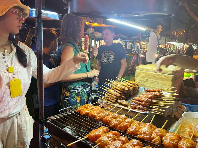Bangkok Tuk-Tuk by Night with Chinatown Street Food Meal - The tuk-tuk loop: iconic landmarks, quick photo moments