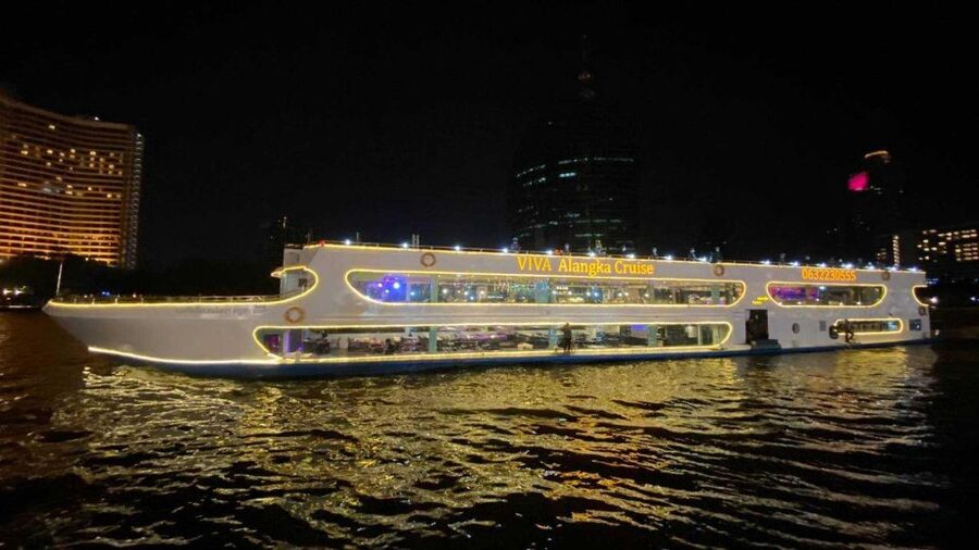 Bangkok: Viva Alangka Chao Phraya Dinner Cruise - Wat Arun sightseeing: the river view is the point