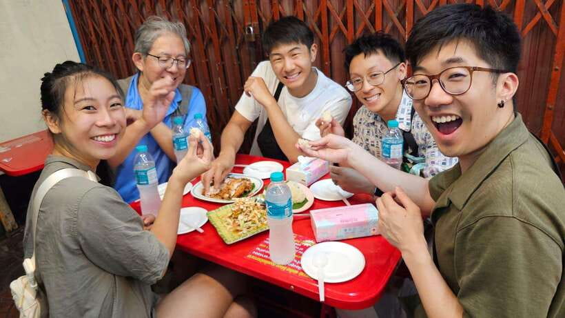 Bangkok Walking Tour : Mouthwatering Journey Food Tour - Guides Matter, and Kwan and Peak Get Mentioned for a Reason