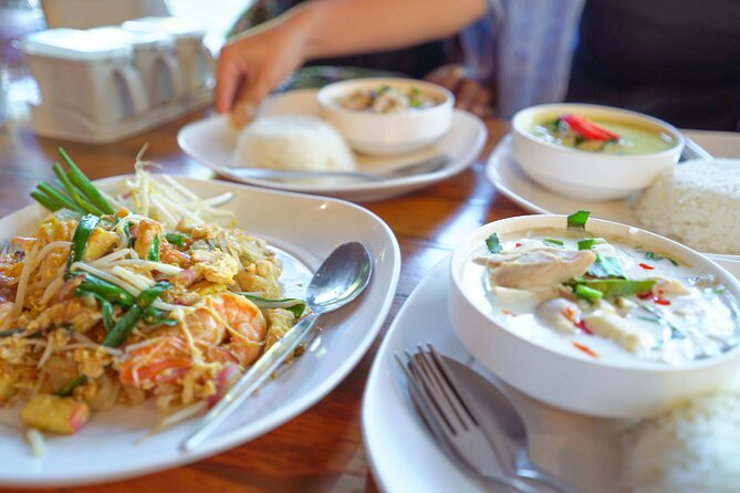 Bangkok Wat Pho and Flower Market Historical Walking Tour - Tha Tien Pier lunch: classic Thai options and a sit-down reset
