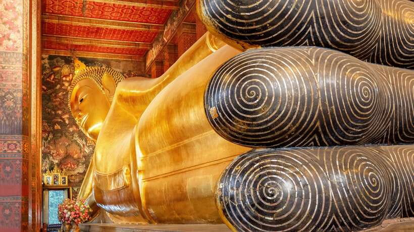 Bangkok: Wat Pho and Wat Arun Guided Walking Tour - Heat, shoes, and the strict dress code you must plan for
