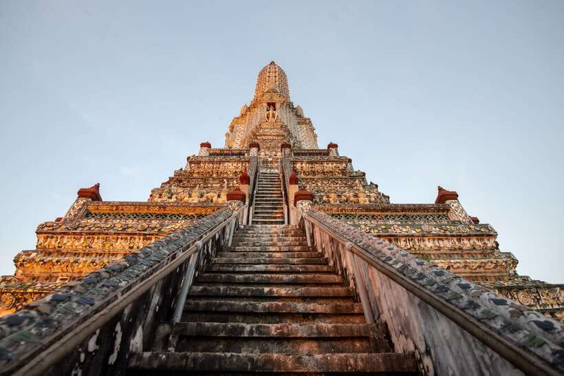 Bangkok: Wat Pho and Wat Arun Guided Walking Tour - How the guides raise the experience, from humor to prayer tips