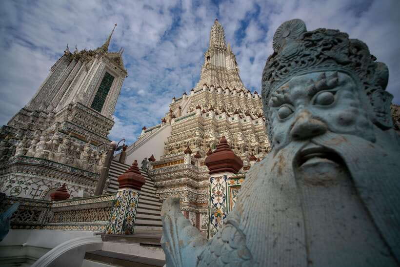 Bangkok: Wat Pho and Wat Arun Guided Walking Tour - Starting at Tha Tian Pier, then stepping into temple Bangkok