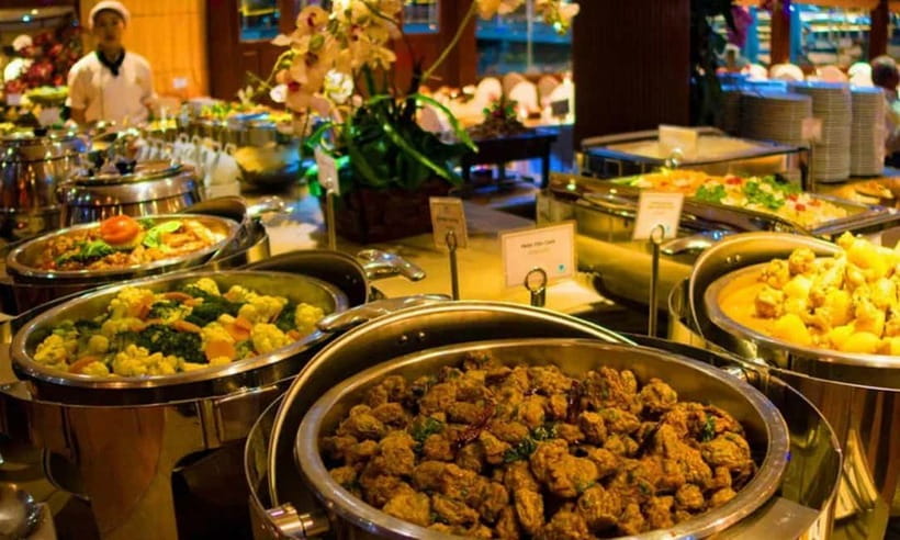 Bangkok: White Orchid Chao Phraya Cruise, Thai Buffet & Beer - Night photos of Wat Arun and the Grand Palace area: tips that actually help