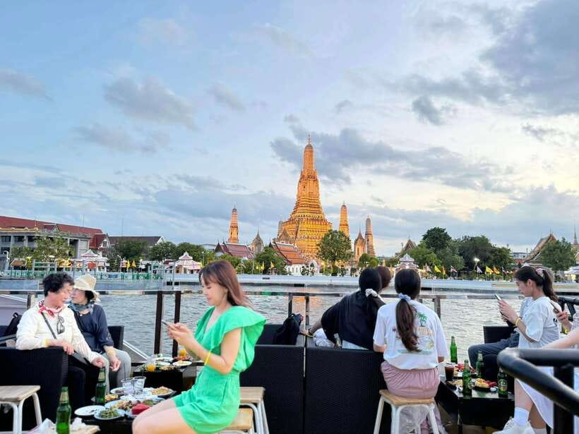 Bangkok: Yodsiam Sightseeing Cruise Snacks & Unlimited Beer - What This 1-Hour Chao Phraya Bar Cruise Feels Like at Night