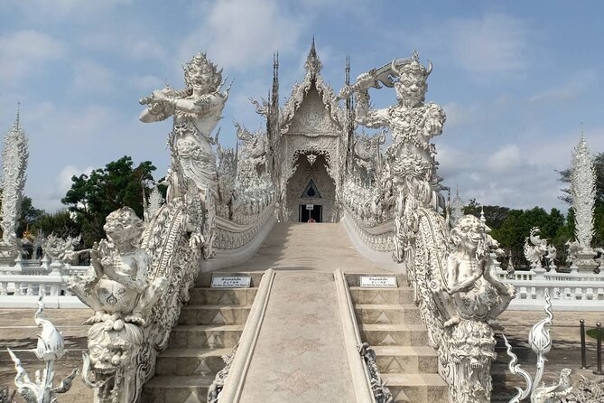 Best Places in Chiang Rai White, Blue, Big Buddha, Tea Plantation - Wat Rong Khun and Wat Rong Suea Ten: your two temple showstoppers
