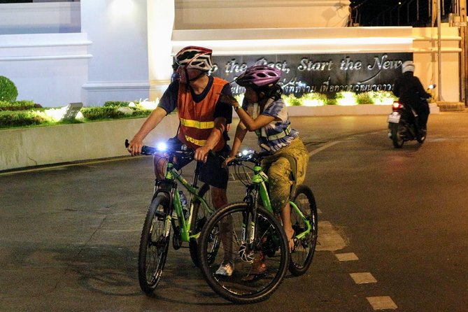 Bike Bangkok at Night with Thai Dinner - Thonburi dinner stop: the meal that anchors the night