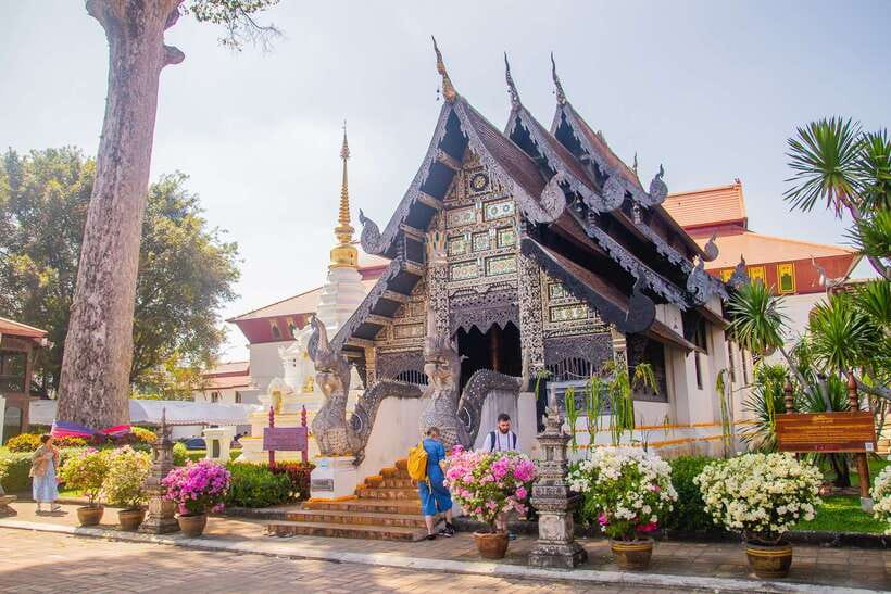 Chiang Mai: 3 Hour Old City and Temples Guided Walking Tour - The Guide Factor: What You Gain Beyond Photos