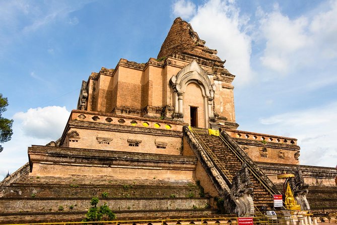 Chiang Mai Best City Tour with Doi Suthep & Iconic Temples - Stop 1: Wat Chedi Luang Varavihara and the earthquake story