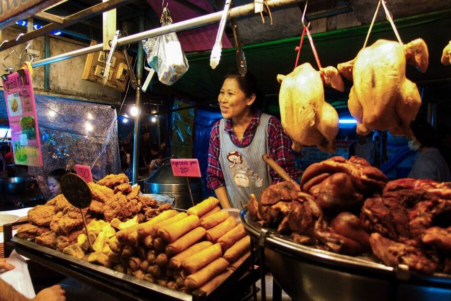 Chiang Mai: Chiang Mai Bar Hopping Guided Night Tour - Start at Wat Lok Moli, Then Let the Night Flow
