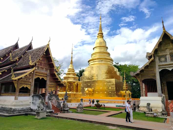 Chiang Mai: Chiang Mai Old City Twilight Walking Tour - Why twilight in Chiang Mai Old City works so well