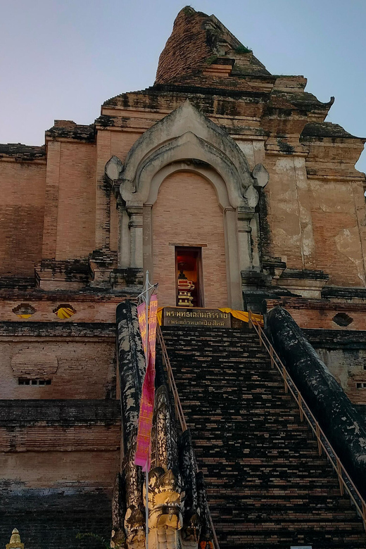 Chiang Mai: Chiang Mai Old City Twilight Walking Tour - Pace, group size, and comfort tips for a 3-hour walk